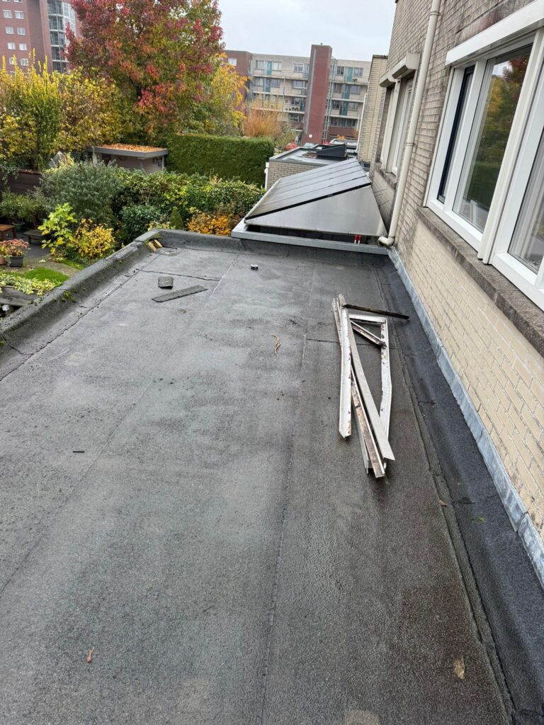 Dakisolatie met afschotisolatie en 2-laags bitumen dakbedekking tijdens een dakrenovatie in Harderwijk, afgewerkt met zinken dakranden.