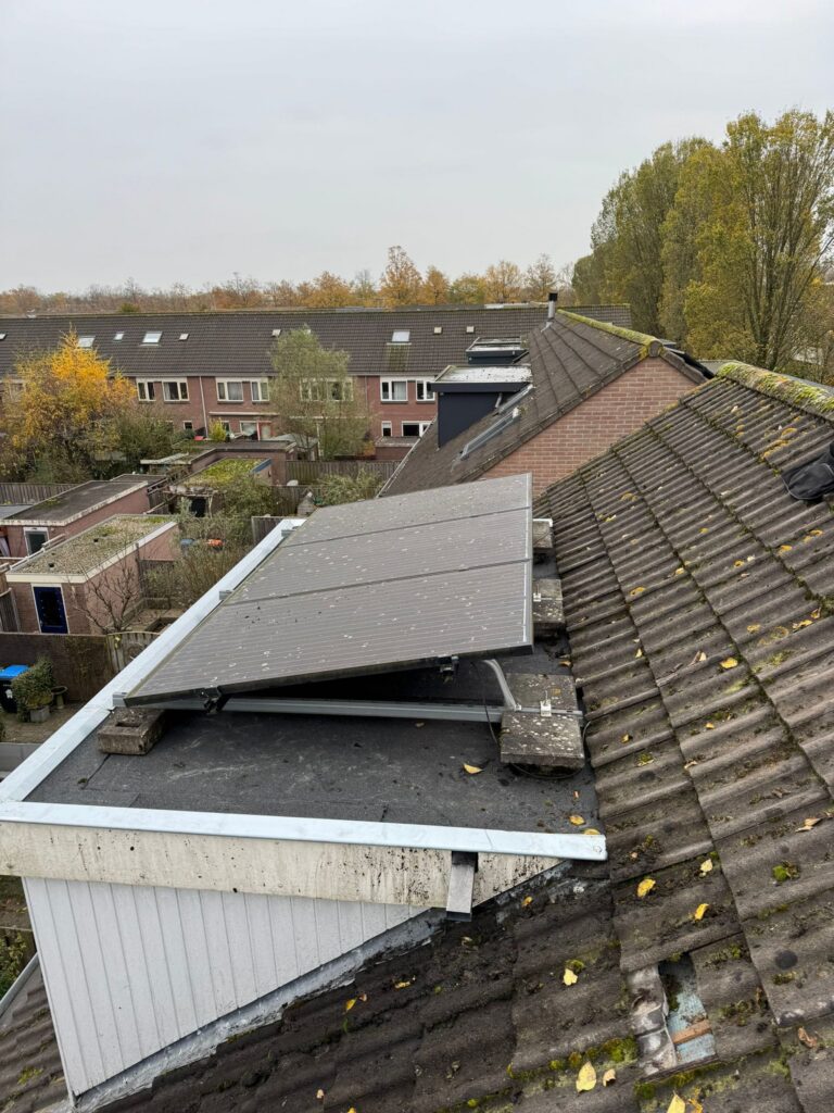 Twee dakkapellen met nieuwe bitumen dakbedekking, zinken dakranden en teruggeplaatste zonnepanelen tijdens een dakrenovatie in Amersfoort.