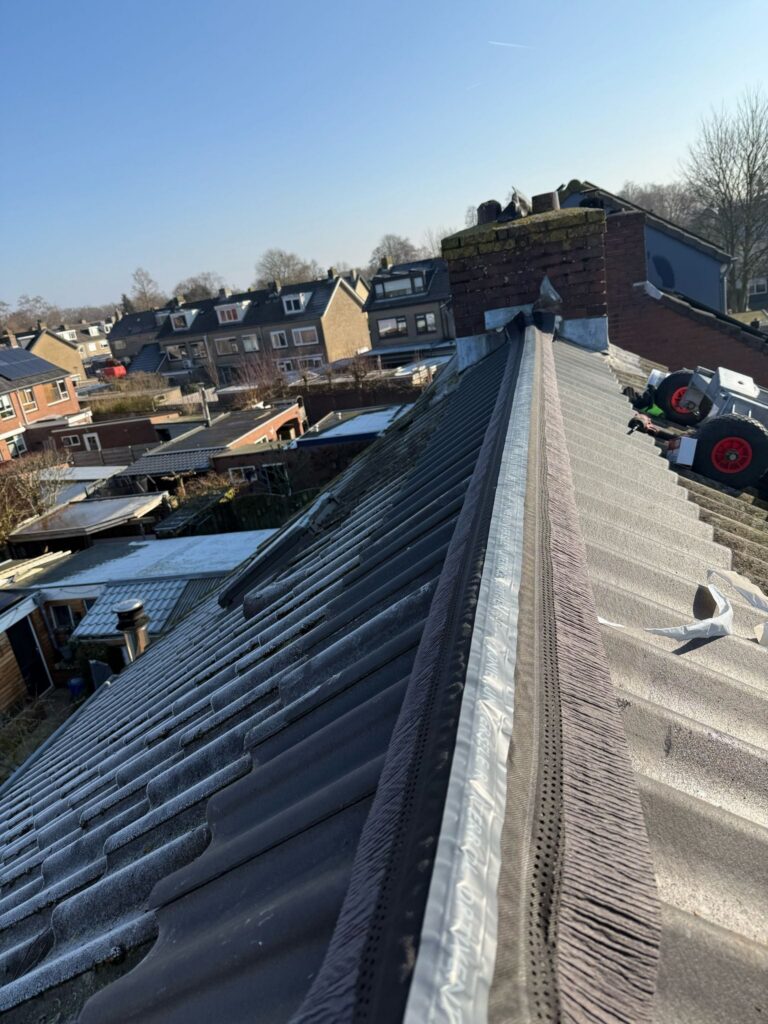 Nokrenovatie aan een pannendak in Nijkerk waarbij de oude nokconstructie is vervangen door een nieuwe geventileerde nokafwerking met duurzame materialen.